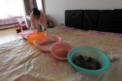 崇仁楼上漏水，住户失联，小区没物管，业主维权难！律师来支招……